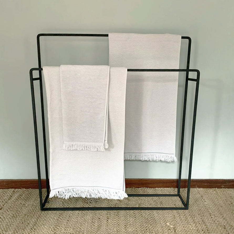 Standing towel rail